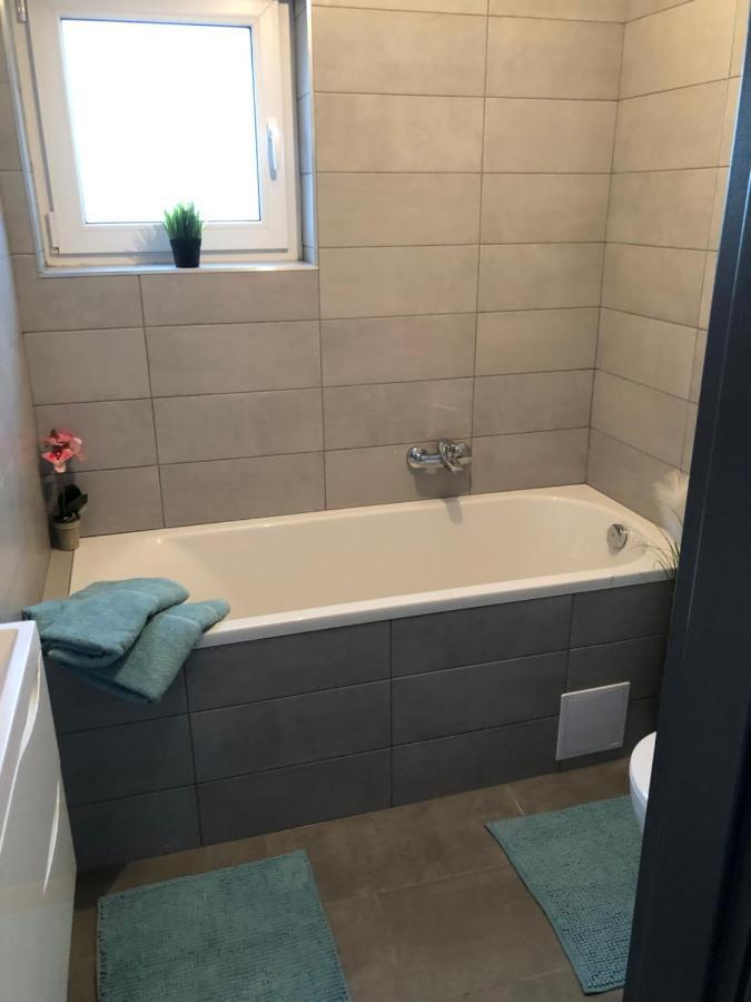 Szeged Gyoengye Delux Apartamento Exterior foto