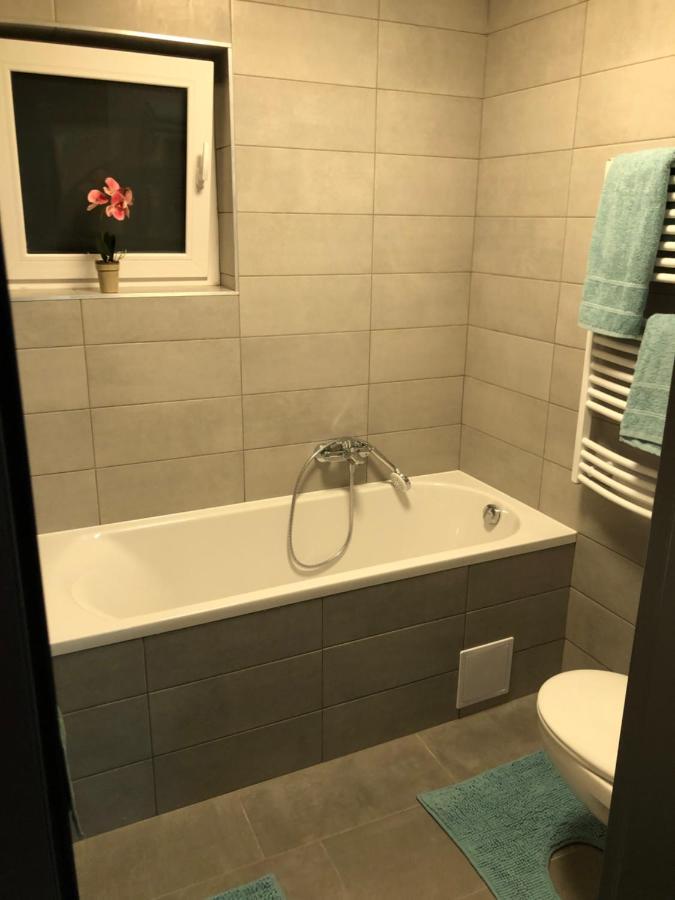 Szeged Gyoengye Delux Apartamento Exterior foto