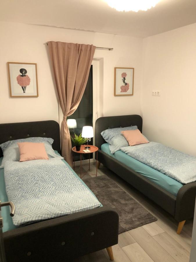 Szeged Gyoengye Delux Apartamento Exterior foto