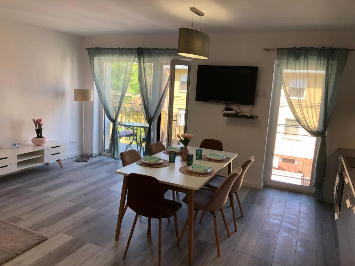 Szeged Gyoengye Delux Apartamento Exterior foto