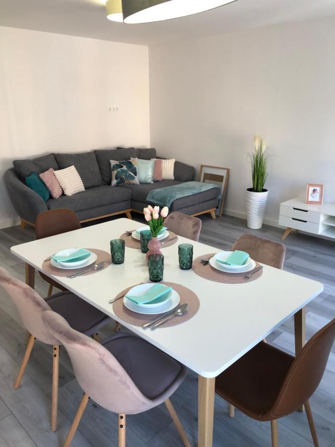 Szeged Gyoengye Delux Apartamento Exterior foto