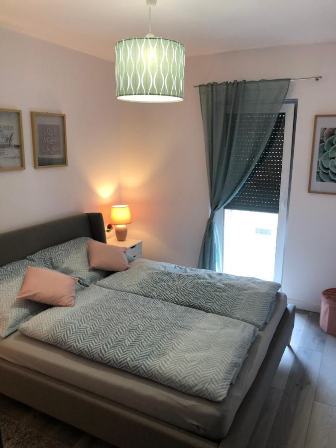 Szeged Gyoengye Delux Apartamento Exterior foto