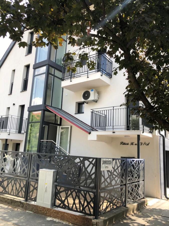 Szeged Gyoengye Delux Apartamento Exterior foto