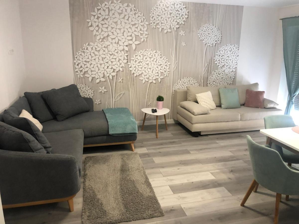 Szeged Gyoengye Delux Apartamento Exterior foto