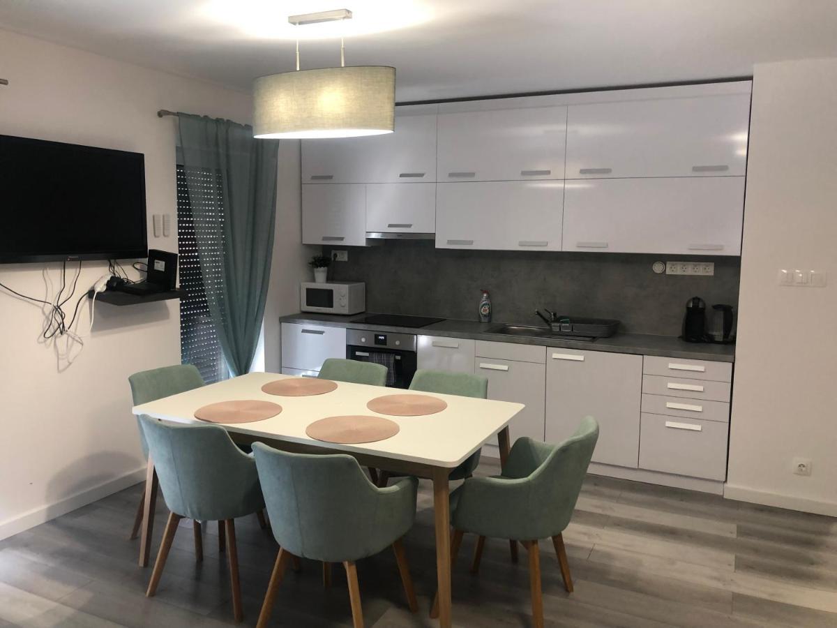 Szeged Gyoengye Delux Apartamento Exterior foto